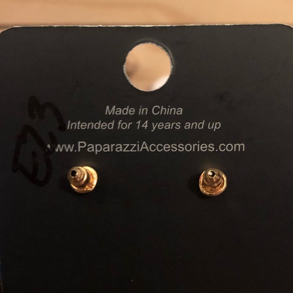 Last Pair of Paparazzi!💍Paparazzi post earrings - Picture 4 of 4